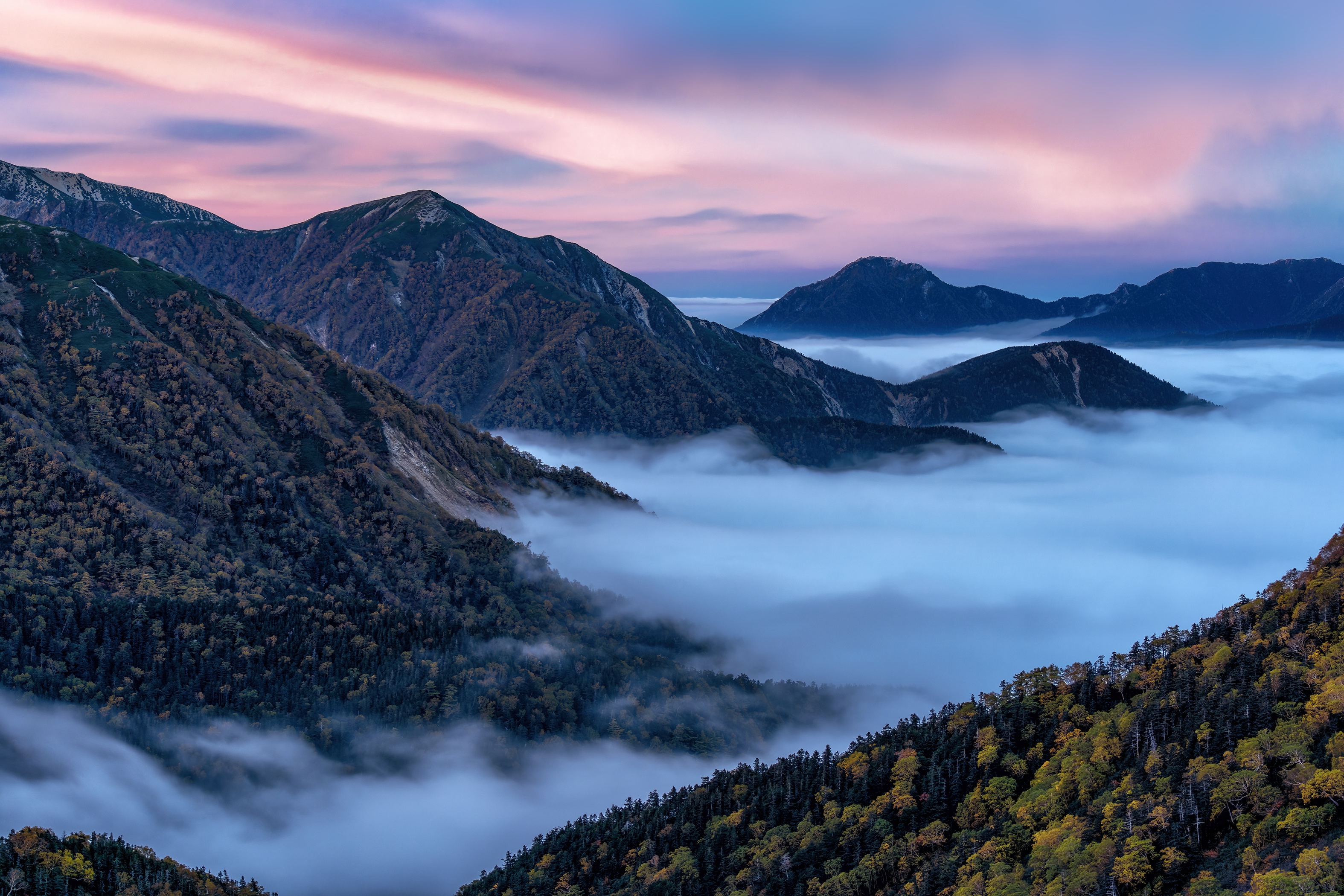Bergpanorama über dem Nebelmeer im Morgenlicht